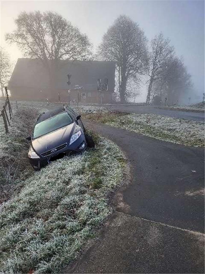 Autofahrer stirbt nach Frontalkollision mit Lkw Ein 19-jähriger Cuxhavener verlor die Kontrolle über seinen Wagen. Foto: Polizei