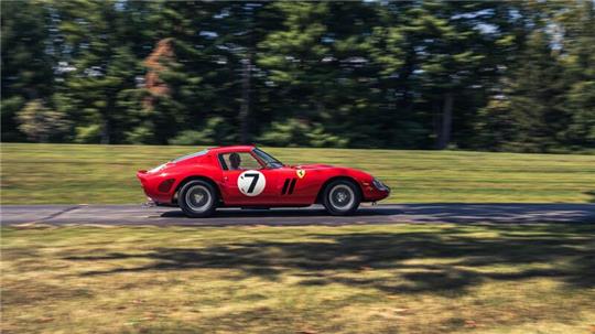 Ein 1962er Ferrari wurde beim Auktionshaus Sotheby’s für mehr als 51,7 Millionen Dollar (etwa 48,3 Millionen Euro) versteigert.