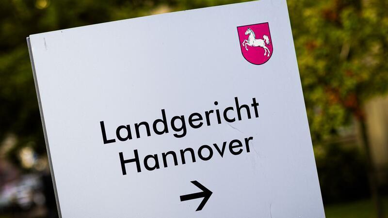 Ein 1980 geborener Mann soll seine Freundin und spätere Ehefrau zum Sex mit Unbekannten gezwungen haben - der Auftakttermin im Prozess fällt allerdings aus. (Symbolbild)