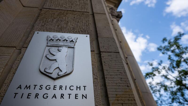 Klimaaktivist wegen erheblicher Sachbeschädigung angeklagt Ein 20-Jähriger muss sich wegen mehrerer Aktionen in Schleswig-Holstein vor dem Amtsgericht Tiergarten in Berlin verantworten.