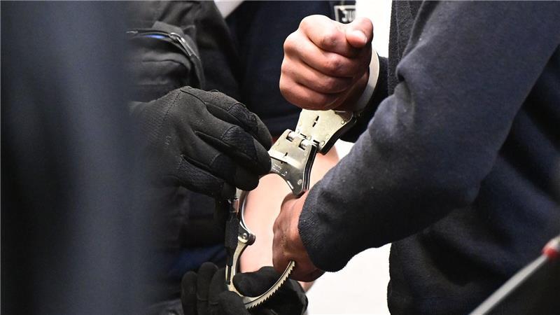 Ein 21-Jähriger greift Polizeibeamten an. (Symbolbild)