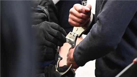 Ein 21-Jähriger greift Polizeibeamten an. (Symbolbild)