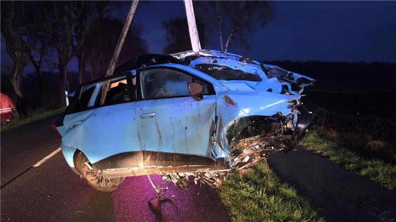 Fahranfänger prallt mit E-Auto gegen Baum – und stirbt Ein 21-Jähriger ist im Kreis Cuxhaven verunglückt.