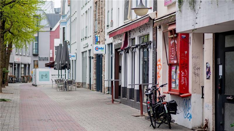 21-Jähriger stirbt nach Schüssen aus Polizeiwaffe Ein 21-Jähriger soll Polizisten angegriffen haben, ein Beamter griff zur Dienstwaffe.