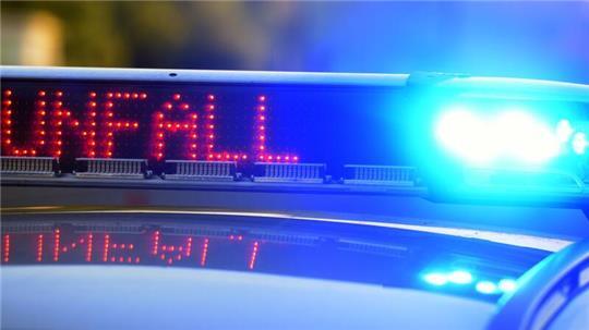 Ein 21-Jähriger wurde bei einem Unfall aus dem Auto geschleudert und starb noch am Unfallort. (Symbolbild)