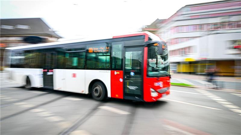 14 Menschen, darunter Kinder, nach Kollision von Bus und Auto in Bremerhaven verletzt Ein 21-jähriger Autofahrer geriet auf die Busspur - dort prallte sein Wagen mit einem Bus zusammen. (Symbolbild)