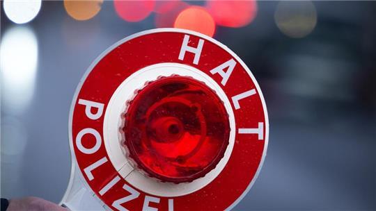 Ein 22 Jahre alter Autofahrer, der Cannabis konsumiert hatte, führte extra falschen Urin mit sich.