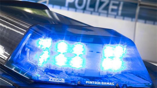 Ein 23-Jähriger beschädigt mehrere Fahrzeuge. (Symbolbild)
