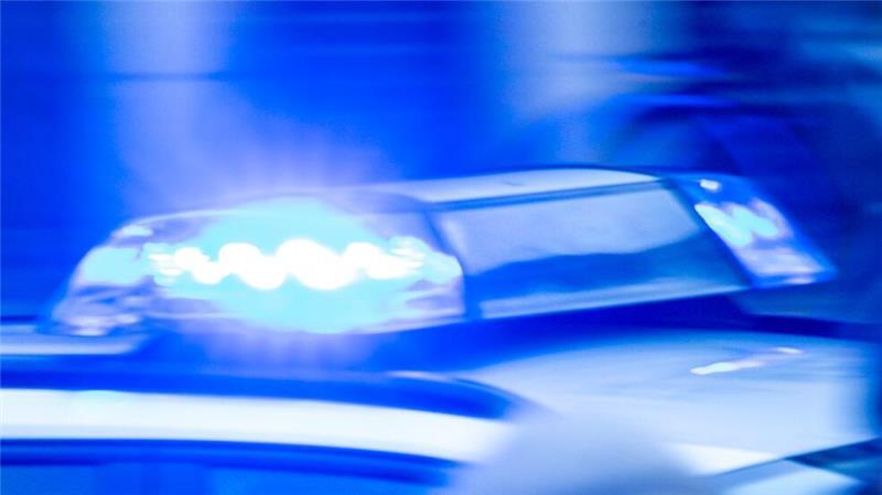 Ein 23-Jähriger flieht mit über 160 km/h vor der Polizei und wird wenig später gefasst. (Symbolbild)