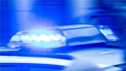 Ein 23-Jähriger flieht mit über 160 km/h vor der Polizei und wird wenig später gefasst. (Symbolbild)