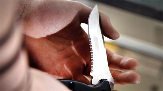 Ein 23-Jähriger hat einen Mann mit einem Klappmesser bedroht. (Symbolbild)
