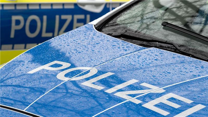 Ein 23-Jähriger soll einen zwei Jahre jüngeren Mann durch einen Schnitt in den Hals schwer verletzt haben. (Symbolbild)