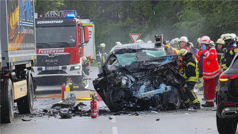 Ein 23 Jahre alter Autofahrer wurde im Landkreis Osnabrück mit lebensgefährlichen Verletzungen in ein Krankenhaus gebracht.