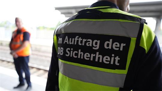 Ein 24-Jähriger soll Bahn-Sicherheitsmitarbeiter attackiert haben. (Symbolbild)