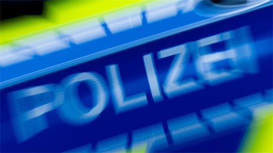 Ein 24 Jahre alter Autofahrer muss sich wegen etlicher Vergehen verantworten – einen Führerschein hat der junge Mann nicht. (Symbolbild)
