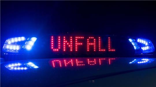 Ein 24 Jahre alter Motorradfahrer kommt von der Straße ab und rammt einen Streugutbehälter - er stirbt noch an der Unfallstelle. (Symbolbild)