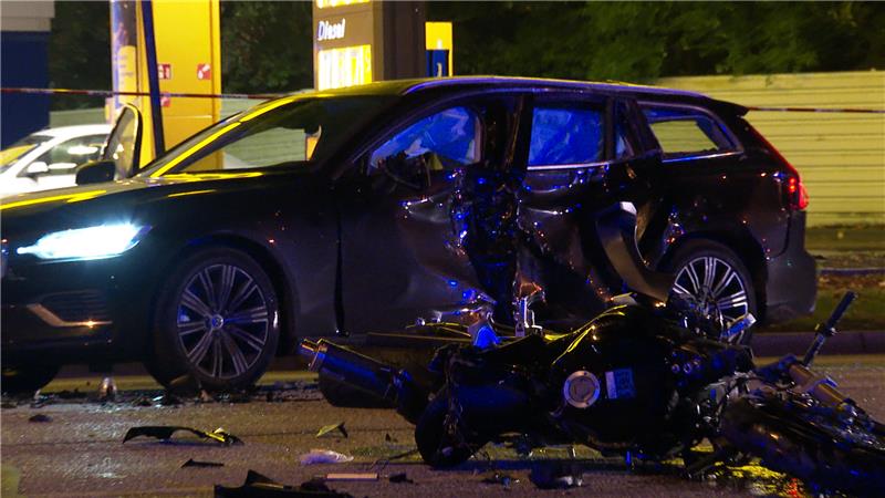 Ein 24-jähriger Motorradfahrer starb 2022 bei einem Zusammenstoß mit einem Auto in Hamburg. Foto: Steven Hutchings/dpa