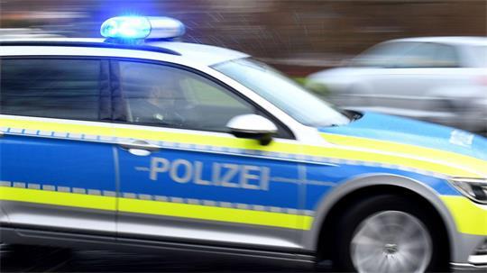Ein 25-Jähriger flüchtete ohne Führerschein und mit entstempelten Kennzeichen vor der Polizei. (Symbolbild)