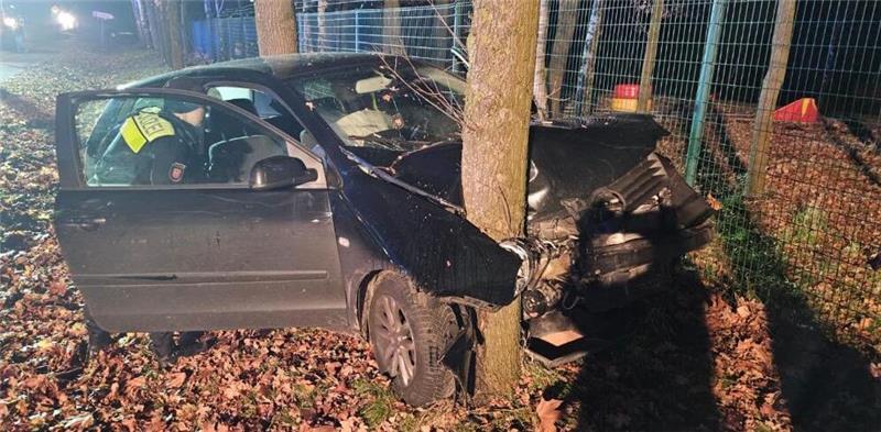 Ein 25-Jähriger kollidierte mit einem Baum, blieb nach Angaben der Polizei aber unverletzt.