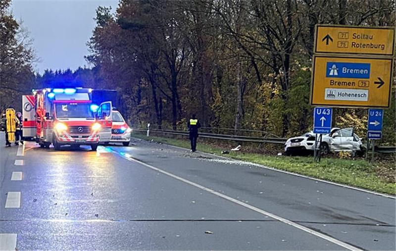25-Jähriger stirbt nach Kollision mit Lkw auf B 71 Blick auf die Unfallstelle.