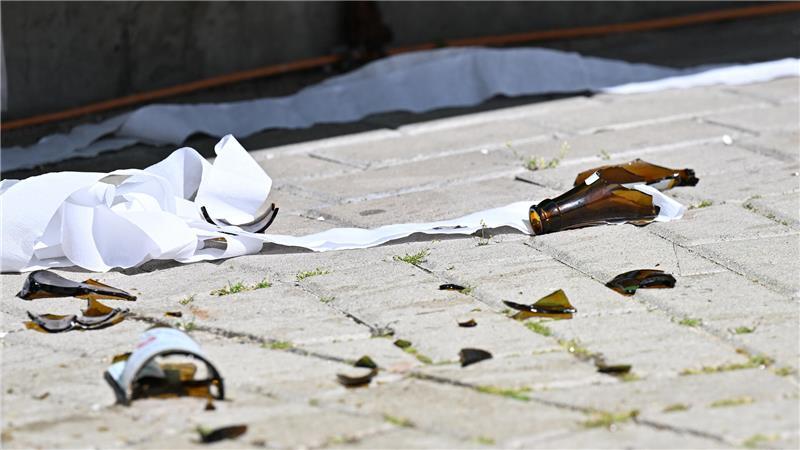 Mann schlägt mit Bierflasche auf Jugendliche ein Ein 25-jähriger Mann hat einen 16-Jährigen mit einer Bierflasche angegriffen (Symbolbild).
