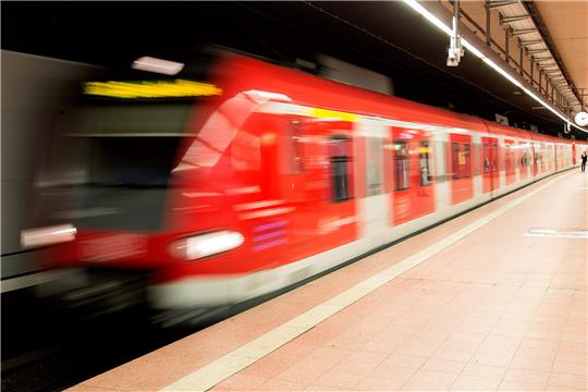 Ein 25-jähriger Mann ist am S-Bahnhof Reeperbahn auf die Gleise gestürzt. Symbolfoto: dpa