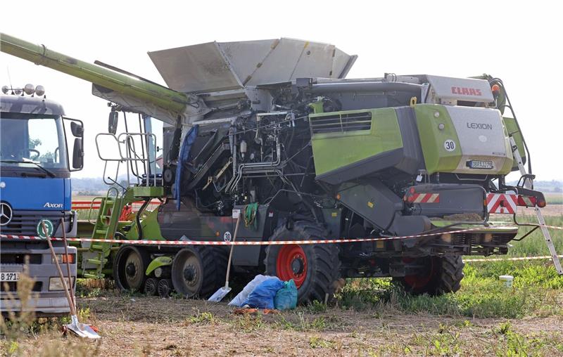 Beinamputation nach Mähdrescher-Drama: Neue Details zum Unfall Ein 25-jähriger Mann verlor bei einem Arbeitsunfall mit der Erntemaschine in Hohen Luckow bei Rostock beide Beine. Foto: dpa