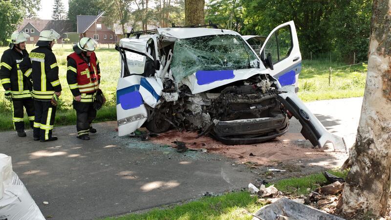 Ein 26-Jähriger ist mit seinem Transporter zwischen Burweg und Kranenburg gegen einen Baum gefahren.