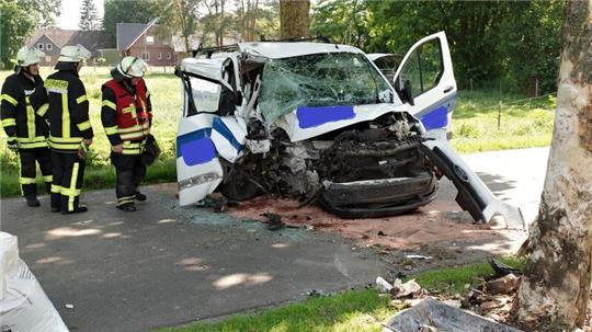Ein 26-Jähriger ist mit seinem Transporter zwischen Burweg und Kranenburg gegen einen Baum gefahren.