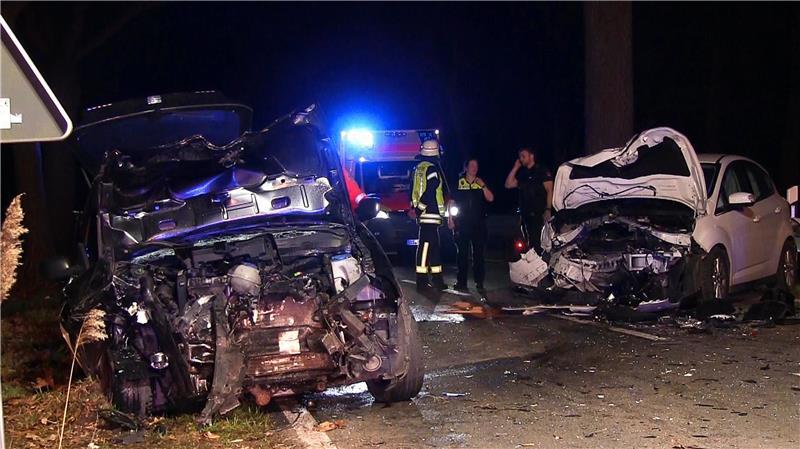 Autofahrer bei Frontalzusammenstoß lebensgefährlich verletzt Ein 27-Jähriger musste von der Feuerwehr aus seinem Auto befreit werden.