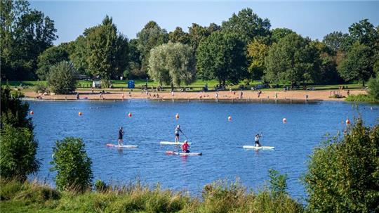 Ein 27-Jähriger wollte einen Volleyball aus dem Wasser holen und ist dabei ertrunken.