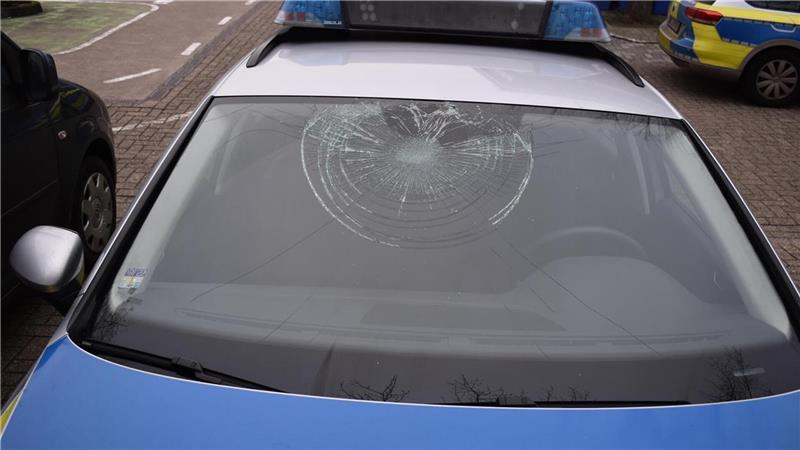 Aggressiver Mann demoliert zwei Polizeiwagen – 5000 Euro Schaden Ein 27-jähriger Braker hat laut Zeugenaussagen am Samstagabend in Brake zwei Polizeiwagen demoliert. Foto: Polizei