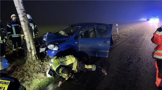 Ein 28-Jähriger ist mit seinem Auto auf der L123 gegen einen Baum gekracht.
