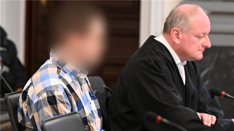 Ein 28-Jähriger soll in Tirpersdorf im Vogtland seine Mutter und seine Großeltern mit einer Axt erschlagen haben. Seit Donnerstag wird der Fall am Landgericht Zwickau verhandelt.