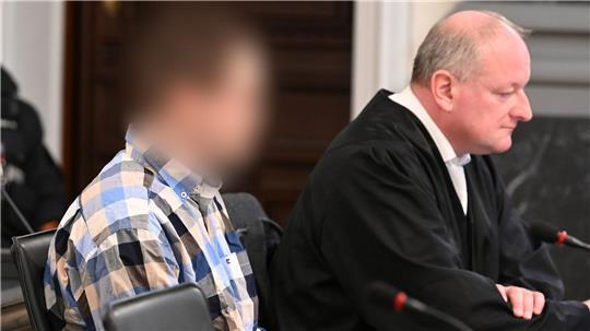 Ein 28-Jähriger soll in Tirpersdorf im Vogtland seine Mutter und seine Großeltern mit einer Axt erschlagen haben. Seit Donnerstag wird der Fall am Landgericht Zwickau verhandelt.