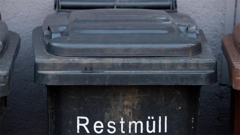 Ein 30-Jähriger hat im Kreis Harburg mit Mülltonnen randaliert. (Symbolbild)
