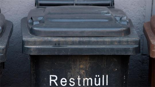 Ein 30-Jähriger hat im Kreis Harburg mit Mülltonnen randaliert. (Symbolbild)