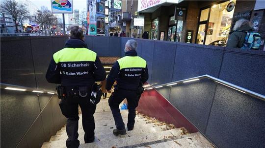 Ein 30-Jähriger holt seine heruntergefallenen Kopfhörer aus dem S-Bahn-Gleisbett und begibt sich dabei in Lebensgefahr. (Symbolbild)