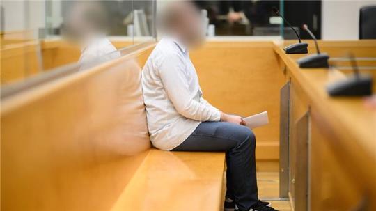 Ein 31-Jähriger ersticht eine junge Frau - jetzt muss er lebenslang ins Gefängnis. (Archivbild)