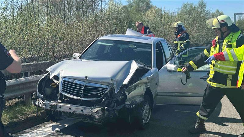 Ein 31-Jähriger ist mit seinem Mercedes gegen die Leitplanke geprallt.