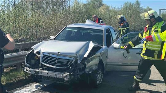 Ein 31-Jähriger ist mit seinem Mercedes gegen die Leitplanke geprallt.