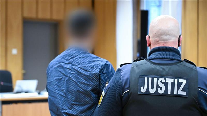 Ein 31-Jähriger soll vor allem in Baden-Württemberg und Nordrhein-Westfalen theoretische Führerscheinprüfungen für Fahrschüler absolviert haben und dafür 12.000 Euro erhalten haben. 
