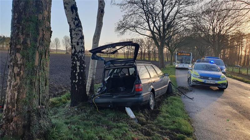 Schwerer Unfall nahe Hollenbeck: Ahlerstedter aus Auto geschleudert Das Unfallfahrzeug steht auf dem Grünstreifen.