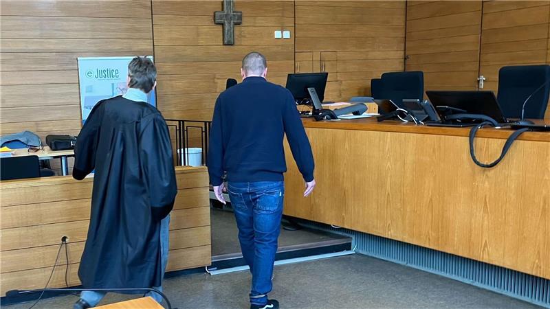 Mit Leiche des Vaters nach Italien - Sohn in Psychiatrie Ein 32-Jähriger soll wegen Totschlags an seinem Vater in der Psychiatrie untergebracht werden. (Archivbild)