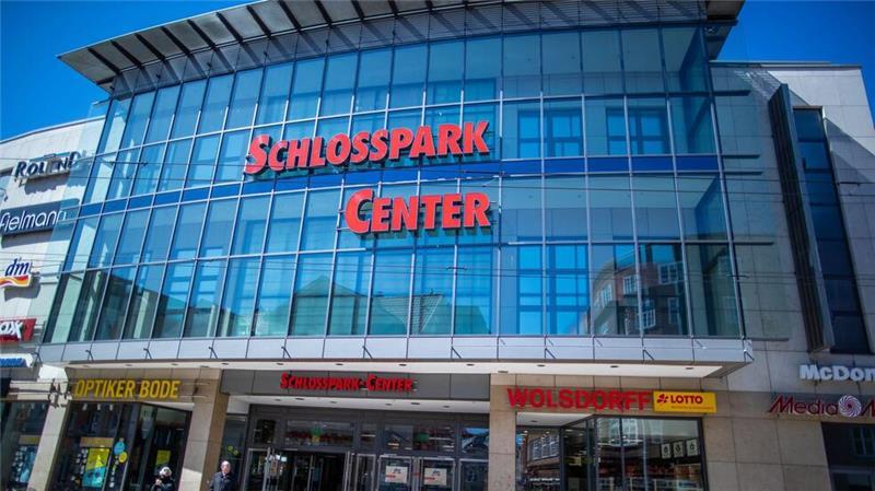 Ein 33-Jähriger stürzt in einem Einkaufszentrum in der Landeshauptstadt aus dem zweiten Obergeschoss in die Tiefe. (Archivbild)