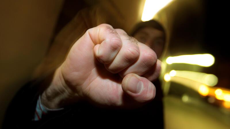 Betrunkener randaliert und bedroht Menschen in Harsefeld – Festnahme Ein Mann hebt seine Faust.