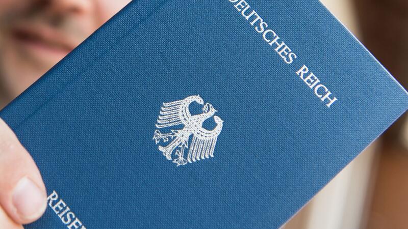 Nach Angriff auf Polizisten: Wie gefährlich sind Reichsbürger in der Region? Ein 36-jähriger Reichsbürger hat im Kreis Cuxhaven einen Polizisten attackiert. Wie ernst ist die Lage in der Region?