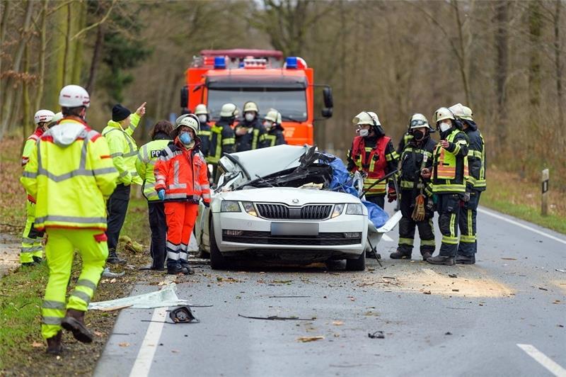 Ein 37-jähriger Autofahrer wurde im Landkreis Uelzen in seinem Pkw von einem durch den Sturm umgestürzten Baum erschlagen. Foto: Philipp Schulze/dpa
