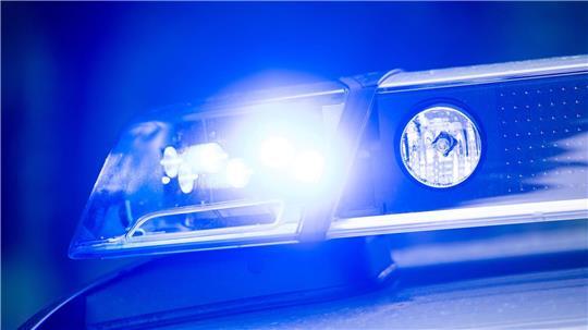 Ein 38 Jahre alter Motorradfahrer stirbt bei einer Kollision mit einem Lieferdienstwagen. (Symbolbild)