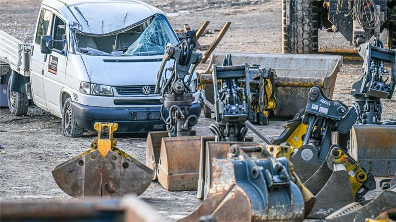 Ein 38-jähriger Mann hatte am Silvesternachmittag einen Bagger in der kleinen fränkischen Stadt Grünsfeld in seine Gewalt gebracht, Fahrzeuge und Gebäude gerammt und drei Polizisten bei einer rund einstündigen Verfolgungsjagd verletzt. (Archivbild)